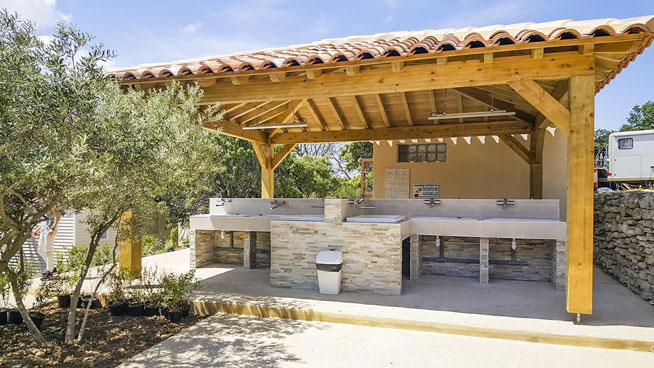 sanitaire extérieur camping luberon