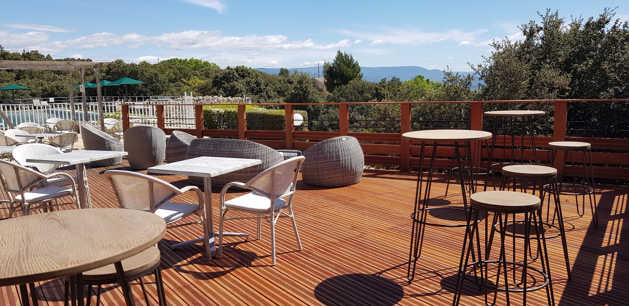 piscine terrasse extérieure camping luberon
